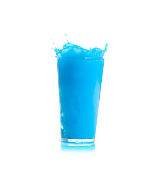 Ice tomber dans un verre bleu