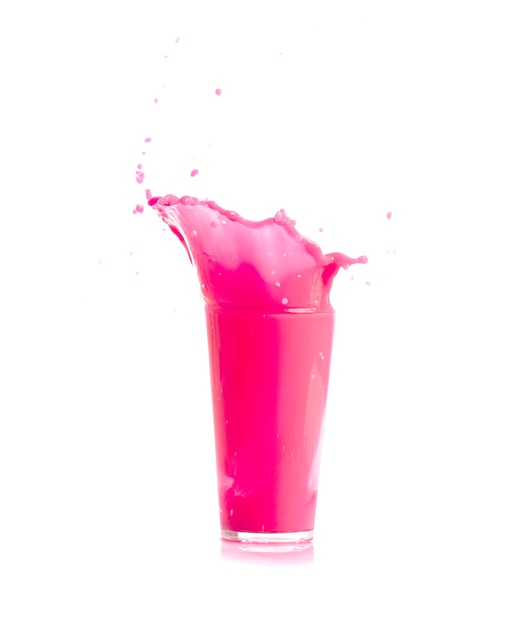 Ice tomber dans un verre avec une boisson rose