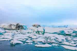 Photo gratuite icebergs dans la lagune des glaciers, en islande.