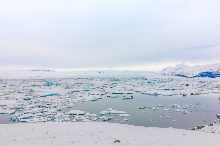Photo gratuit icebergs dans la lagune des glaciers, en islande.