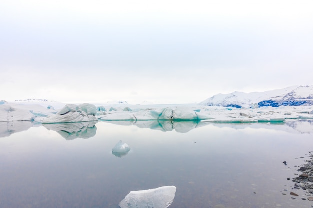 Icebergs dans la lagune des glaciers, en Islande.