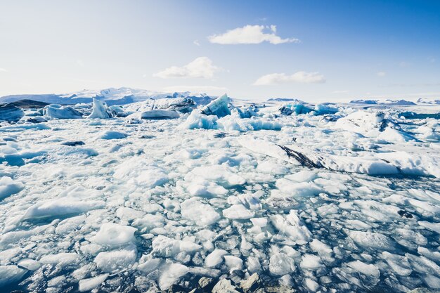 Icebergs flottant dans la lagune glaciaire de Jokulsarlon