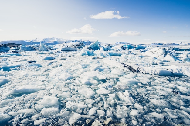 Icebergs flottant dans la lagune glaciaire de Jokulsarlon