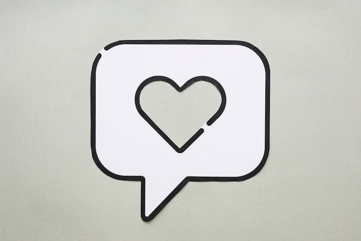 Photo gratuit icône de discours coeur sur bulle sur la table