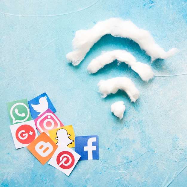 Icône de médias sociaux et symbole wifi sur texturé bleu