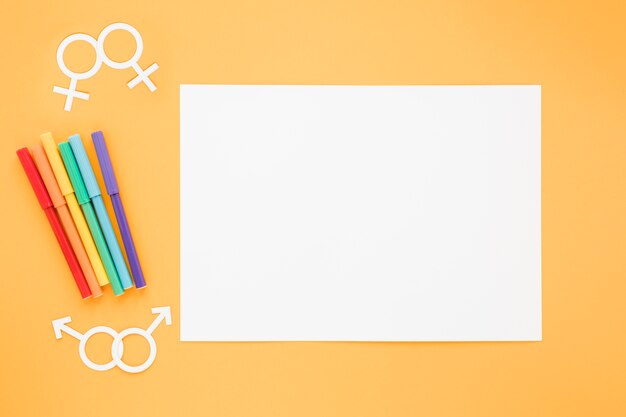 Icônes de couples homosexuels avec du papier et des crayons