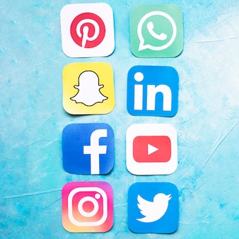 Icônes de médias sociaux disposés dans une rangée sur fond bleu