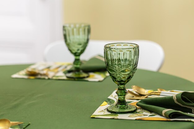 Idée de décor de table de dîner avec des gobelets en verre vert texturé