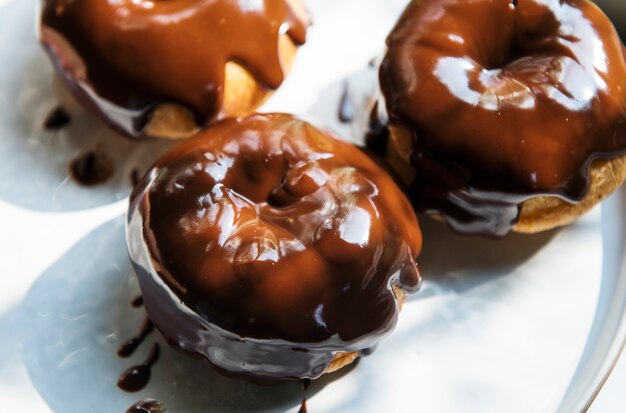 Idée de recette de photographie de nourriture de beignets au chocolat maison