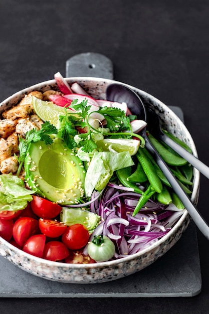 Idée de recette de salade de poulet et légumes maison