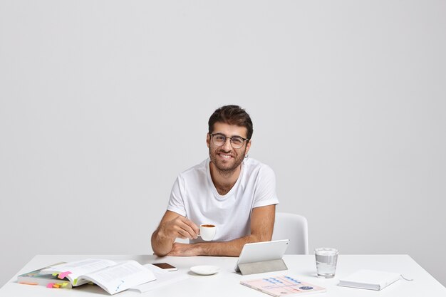 Il est temps de prendre un café. Un blogueur satisfait a une dépendance aux réseaux sociaux