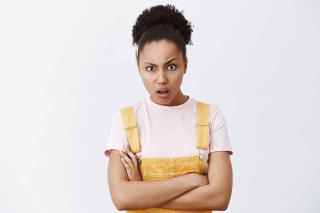 Il a fait quoi. Portrait de femme africaine choquée, mécontente et confuse, les mains croisées sur la poitrine, soulevant le sourcil en expression perplexe