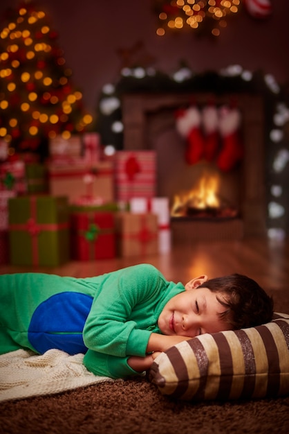 Photo gratuite il n'arrivait pas à attendre le père noël