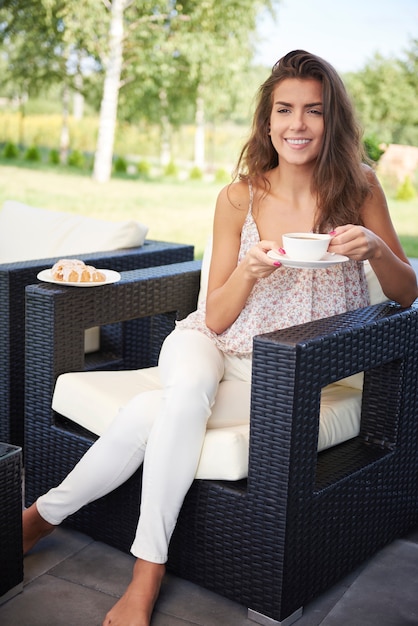 Il n'y a rien de mieux que le café dans le jardin