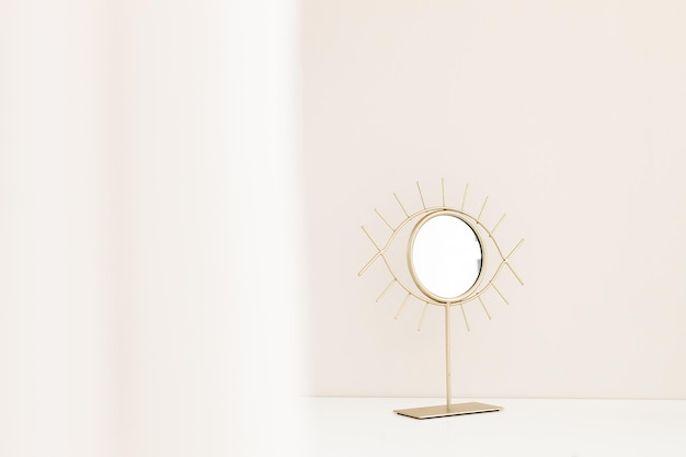 Il Y A Un Miroir En Forme D'oeil Doré Fond Blanc Photo Premium