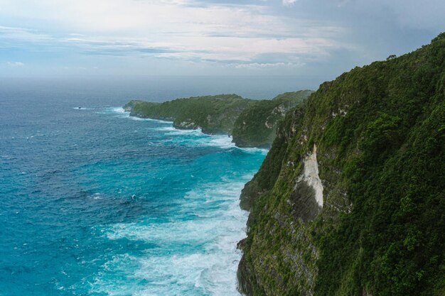 L'île de Nusa Penida, Bali, Indonésie. Roches allant dans l'océan.