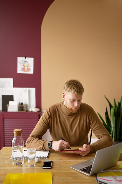 Illustrateur masculin adulte travaillant sur une tablette