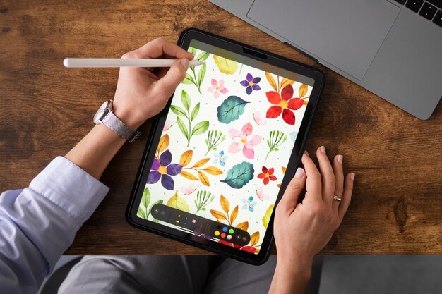 Illustrateur de vue de dessus dessinant sur l'ipad