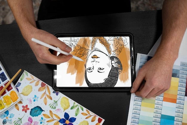 Illustrateur de vue de dessus dessinant sur l'ipad
