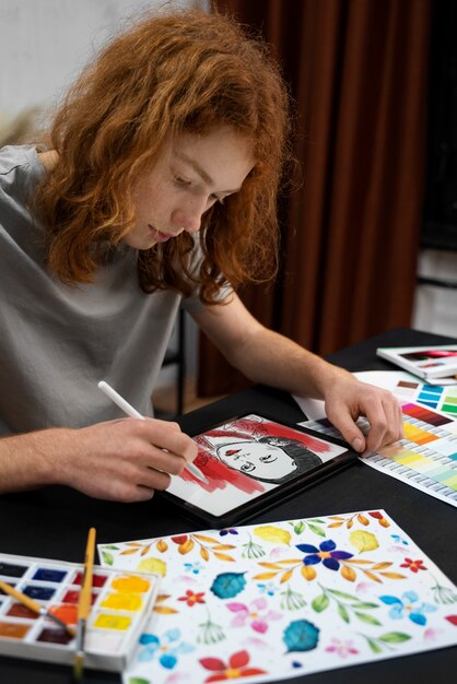 Illustrator dessinant sur l'ipad plan moyen