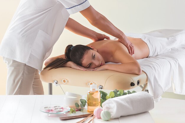 L'image de la belle femme dans un salon de massage