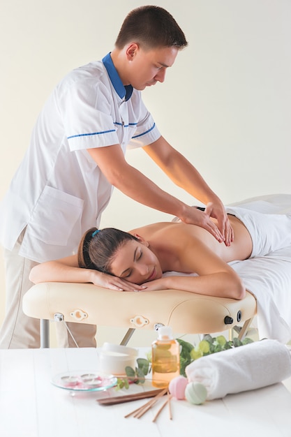 L'image de la belle femme dans un salon de massage