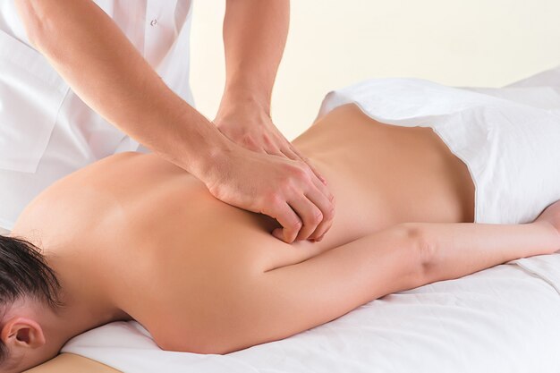 L'image de la belle femme dans un salon de massage