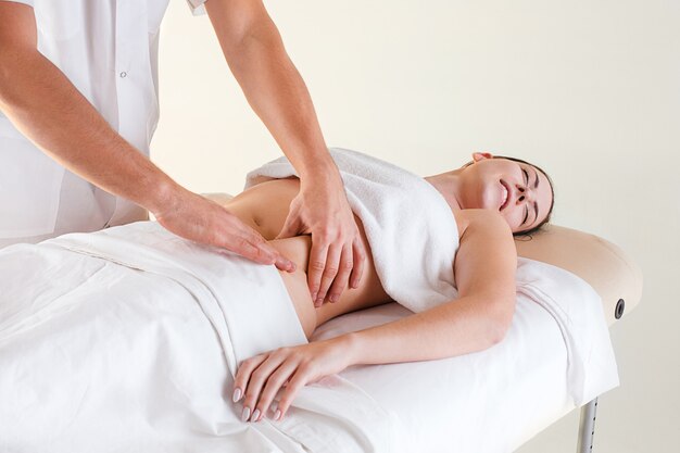 L'image de la belle femme dans un salon de massage