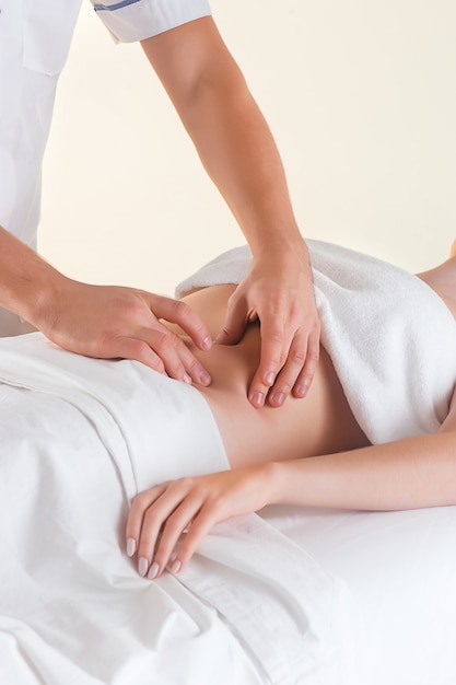 Photo gratuite l'image de la belle femme dans un salon de massage