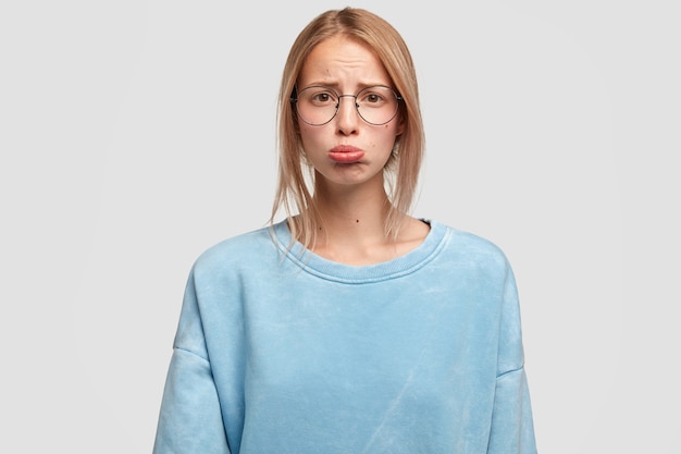 Image de belles courbes féminines affrontées lèvre inférieure et regarde avec stress