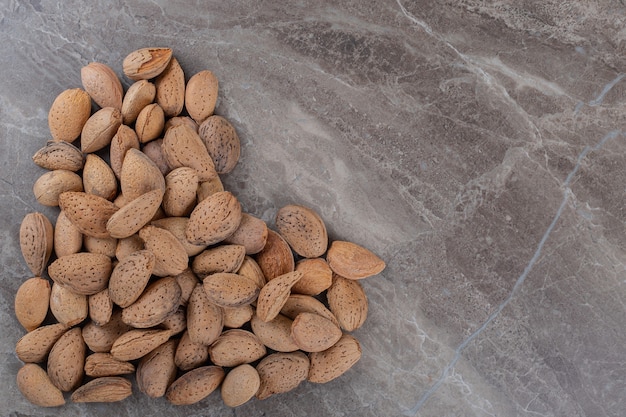 Une image d'un cœur en amandes, sur la surface en marbre