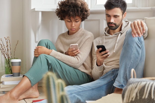 Image de couple amoureux s'asseoir au salon sur le sol ensemble