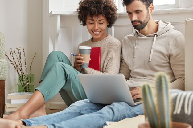 Image d'un couple de famille choisir des articles pour la maison dans une boutique en ligne Internet