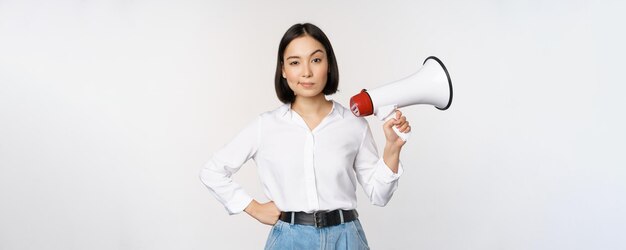 Image d'une femme asiatique moderne avec un mégaphone faisant une annonce sur fond blanc