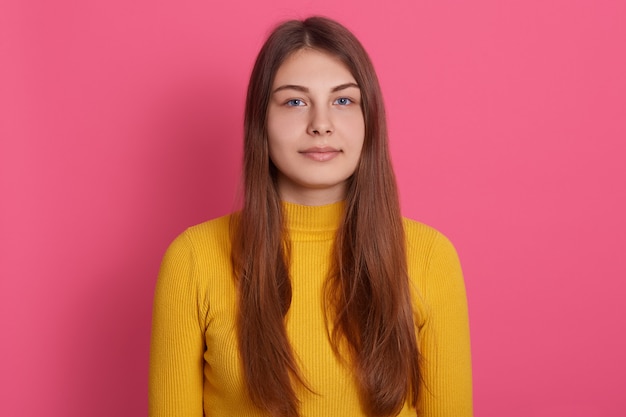 Image d'une femme sérieuse ou calme avec une apparence agréable