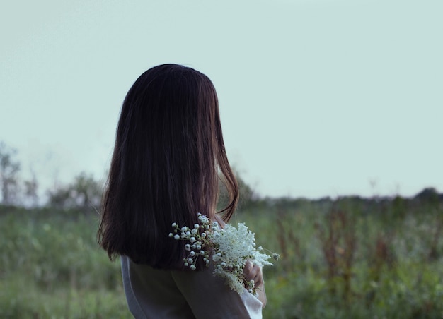 Image d'une fille avec des fleurs