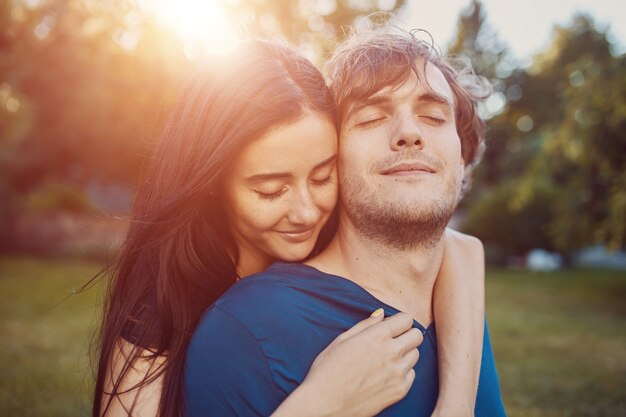 Image en gros plan d'aimer un couple romantique