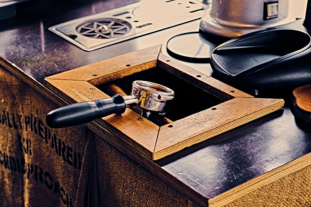 Photo gratuite image en gros plan d'une cafetière professionnelle en acier inoxydable.