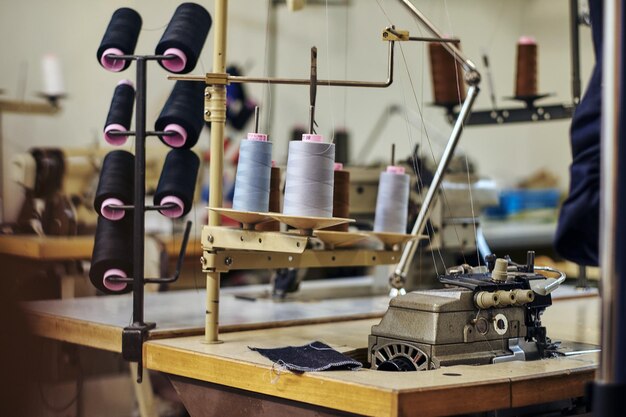 Image en gros plan d'un lot de bobines avec un fil à l'atelier de couture.