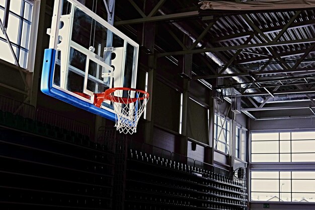 Image en gros plan d'un panier de basket dans une salle de jeux.