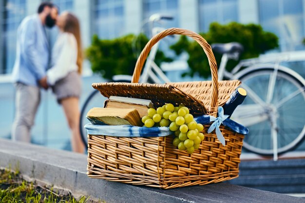 Image en gros plan d'un panier de pique-nique rempli de fruits, de pain et de vin.