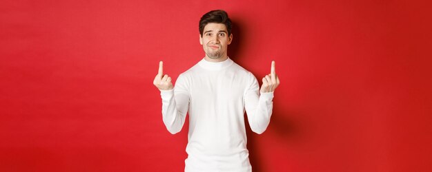 Image d'un homme énervé et en détresse disant de se faire foutre en montrant des doigts du milieu et en ayant l'air bouleversé