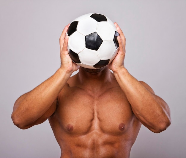 Image d'un homme musclé posant avec un ballon