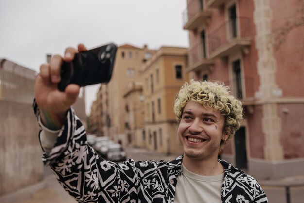 Image d'un homme positif souriant à un smartphone