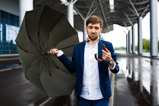 Image - jeune, confus, homme affaires, rue, tenue, cassé, parapluie