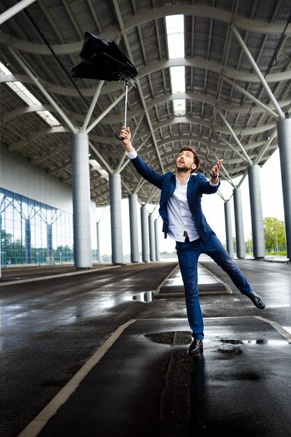 Image - jeune, homme affaires, pluvieux, station, attraper, cassé, parapluie