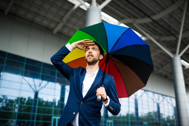 Image - jeune, homme affaires, tenue, hétéroclite, parapluie, chercher, voiture, à, station