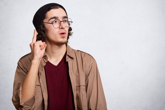 Image de jeune homme caucasien hipster portant des lunettes