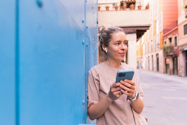 Photo gratuite image de jolie femme restant avec le téléphone