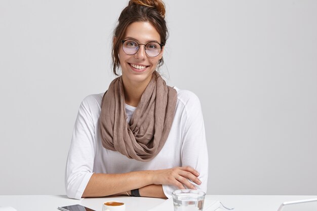 Image d'un journaliste intelligent créatif porte des lunettes transparentes